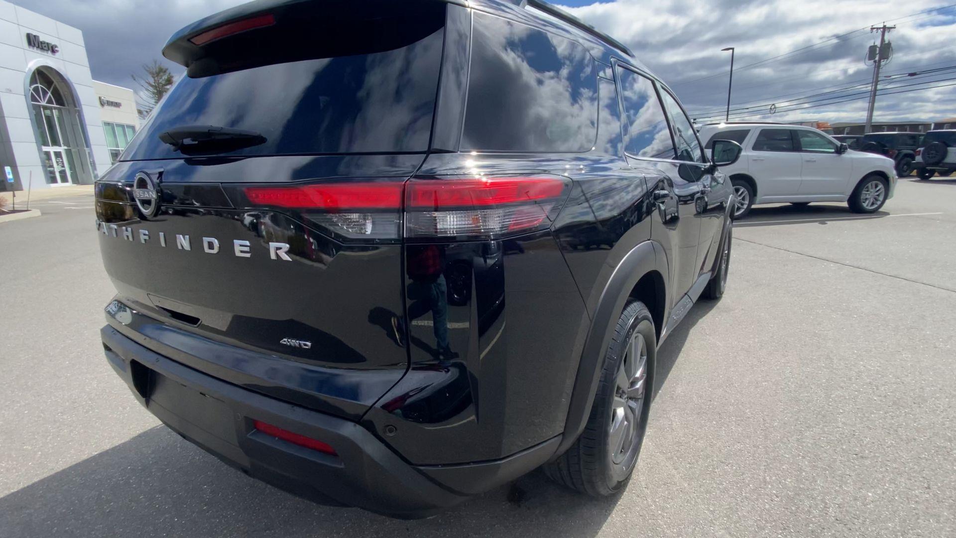2025 Nissan Pathfinder SV