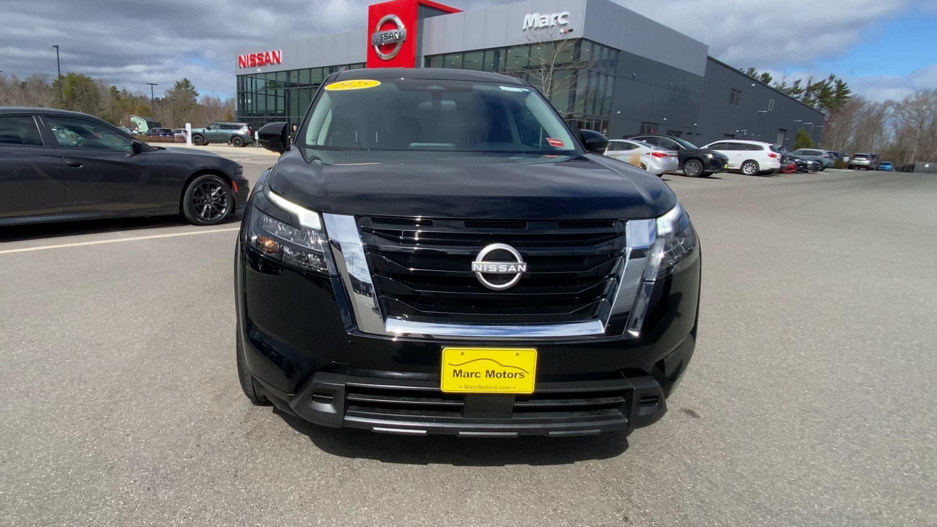 2025 Nissan Pathfinder SV