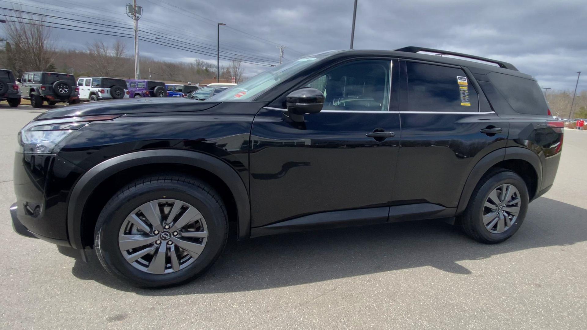 2025 Nissan Pathfinder SV