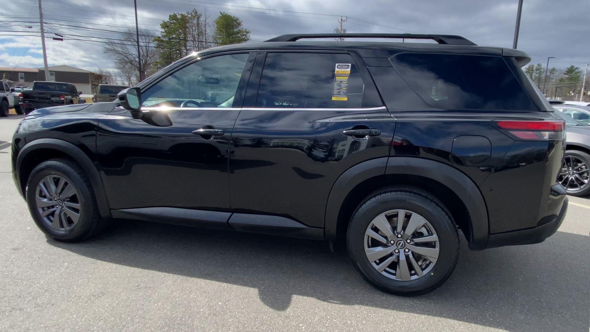 2025 Nissan Pathfinder SV