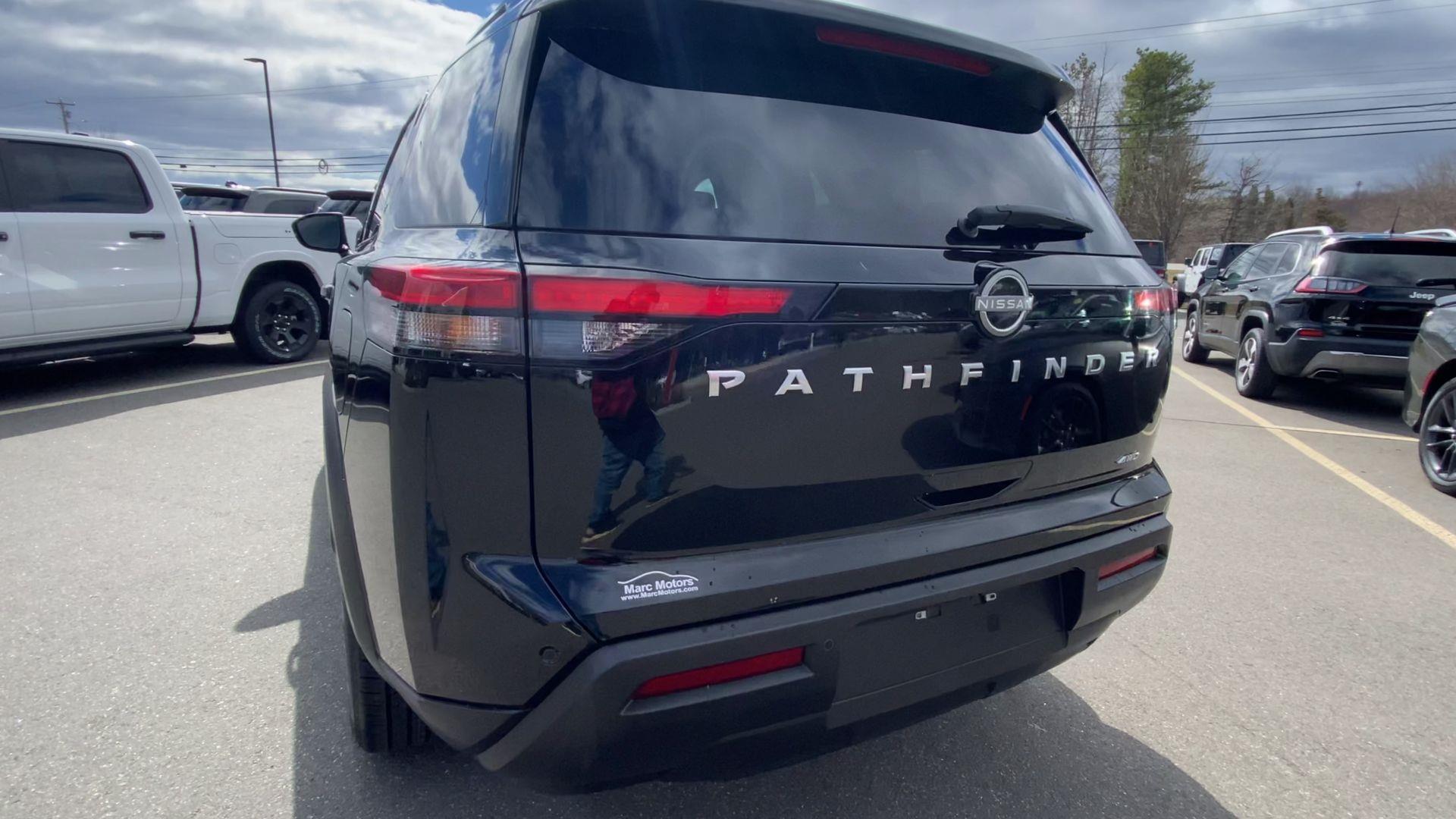 2025 Nissan Pathfinder SV