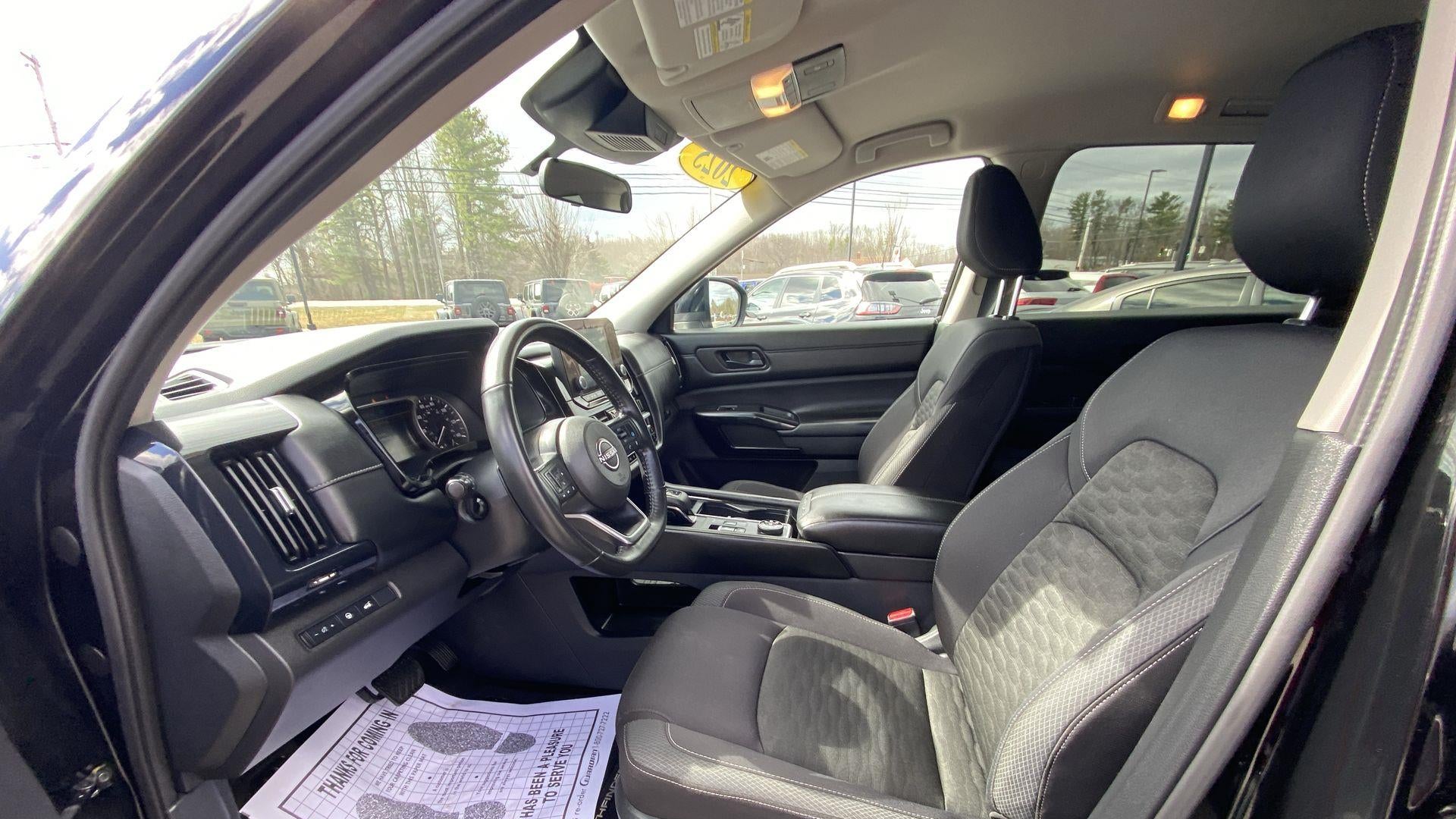 2025 Nissan Pathfinder SV