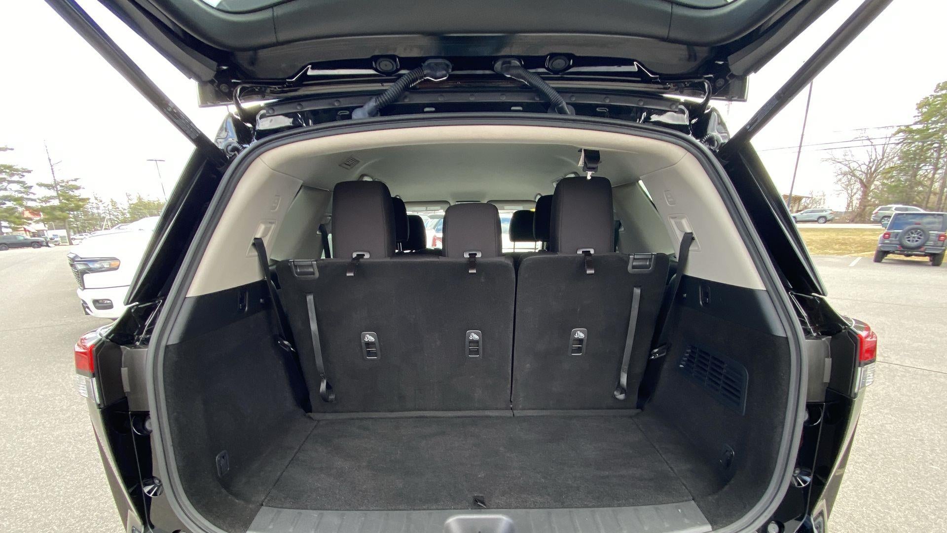 2025 Nissan Pathfinder SV