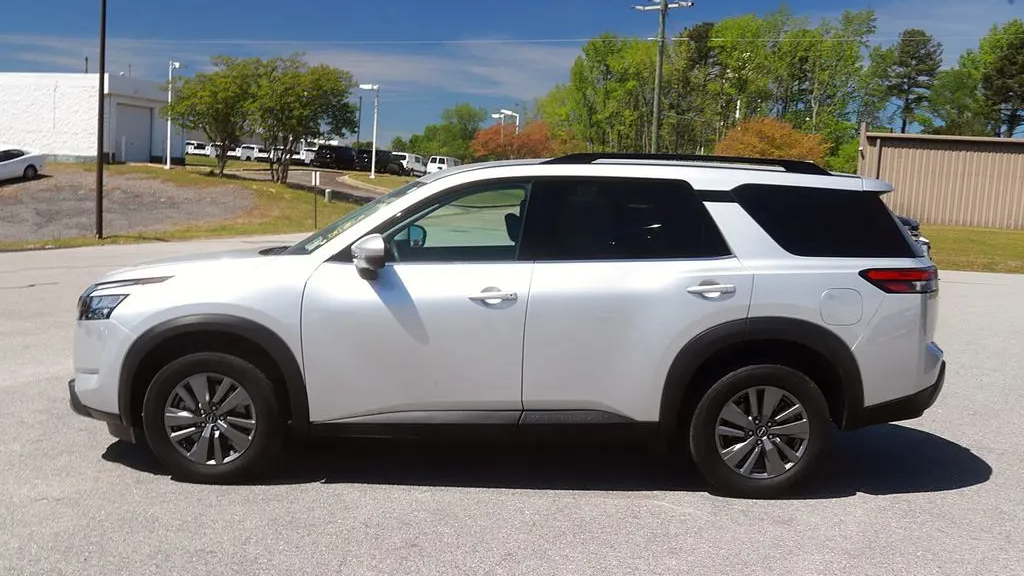 2025 Nissan Pathfinder SV