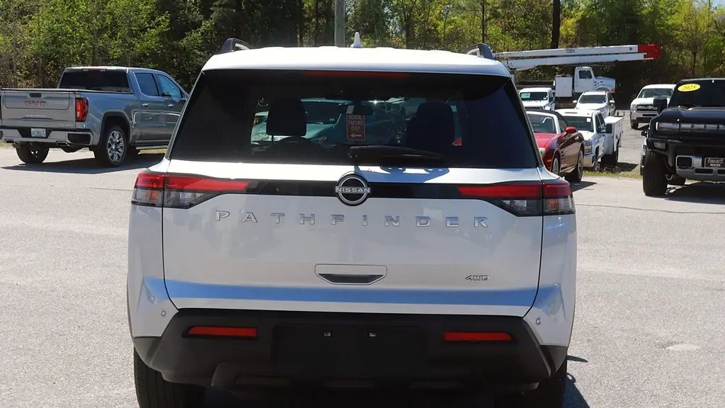 2025 Nissan Pathfinder SV