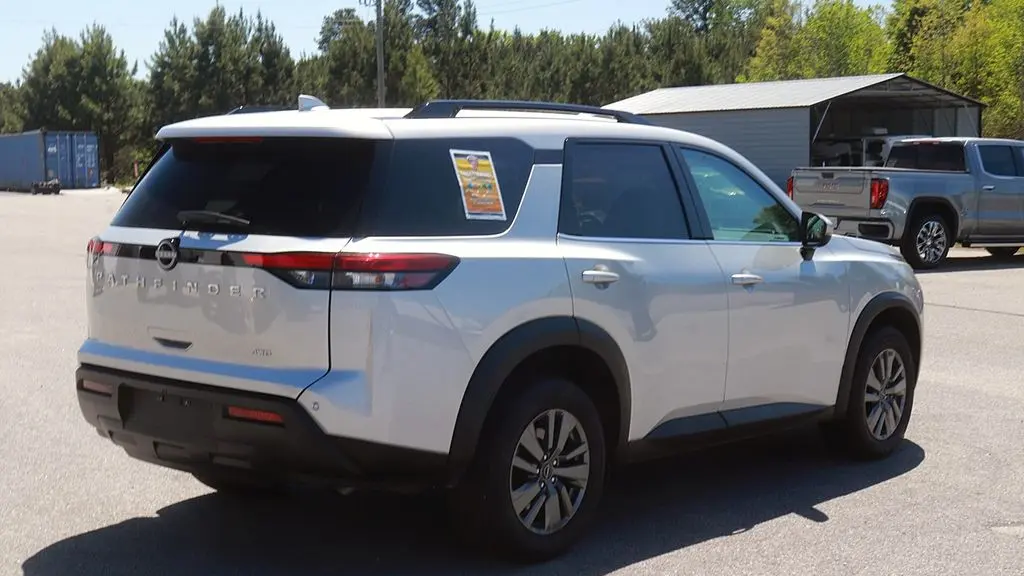 2025 Nissan Pathfinder SV