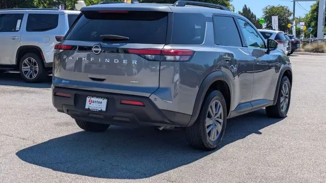 2025 Nissan Pathfinder SV