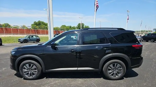 2025 Nissan Pathfinder SV