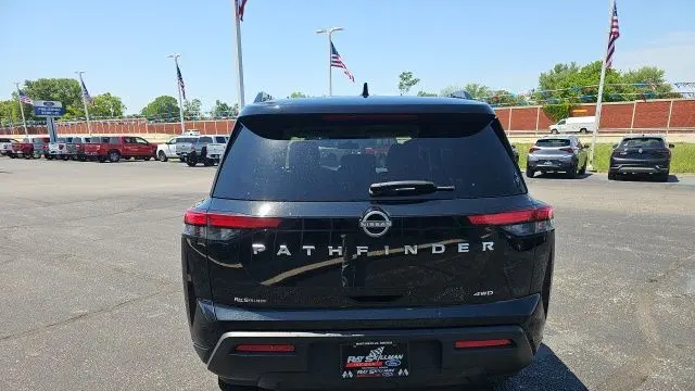 2025 Nissan Pathfinder SV