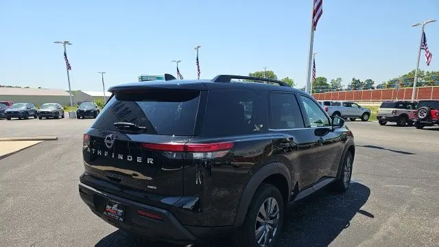2025 Nissan Pathfinder SV