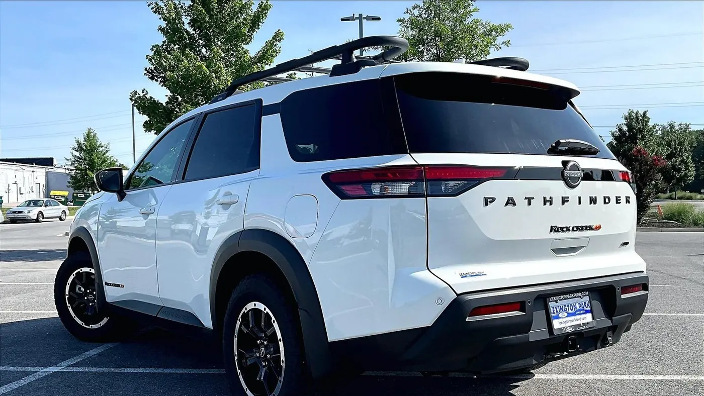 2025 Nissan Pathfinder SV