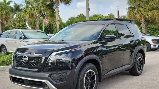 2025 Nissan Pathfinder SV