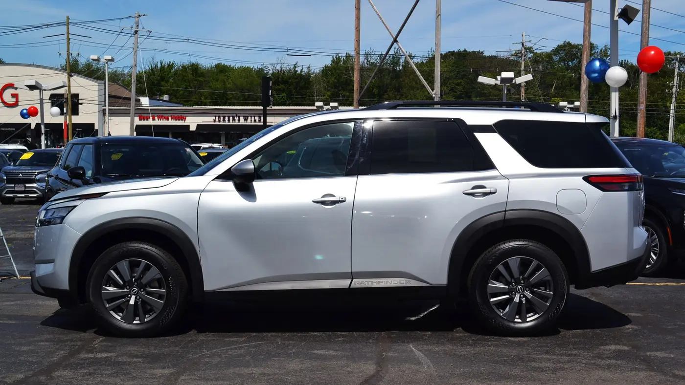 2022 Nissan Pathfinder SV