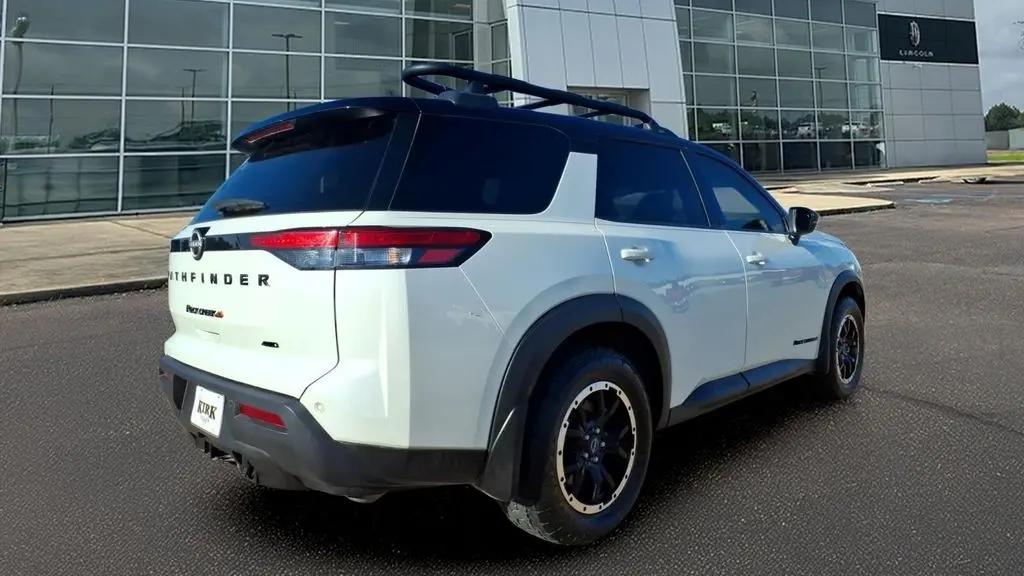 2024 Nissan Pathfinder SV