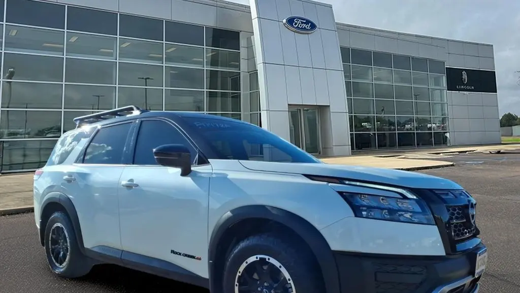 2024 Nissan Pathfinder SV