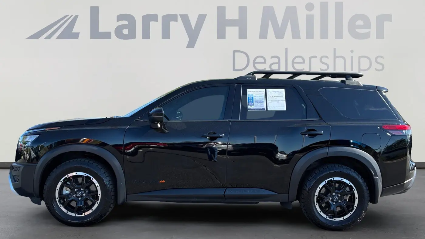 2025 Nissan Pathfinder SV