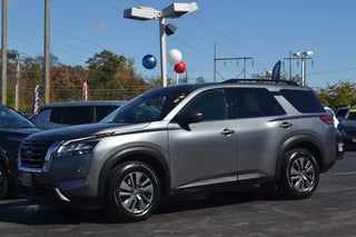 2022 Nissan Pathfinder with Gun Metallic Exterior