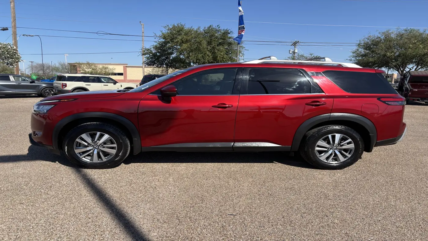 2023 Nissan Pathfinder SL