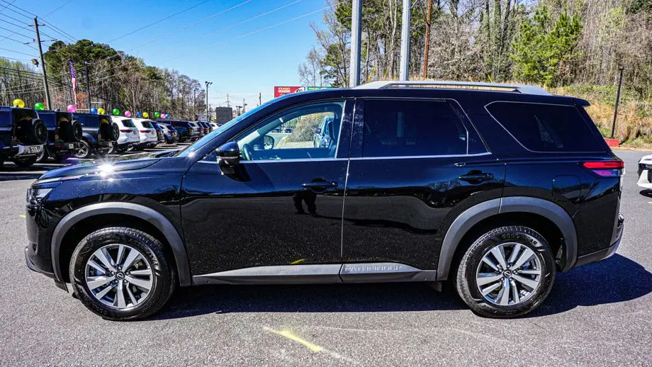 2025 Nissan Pathfinder SL
