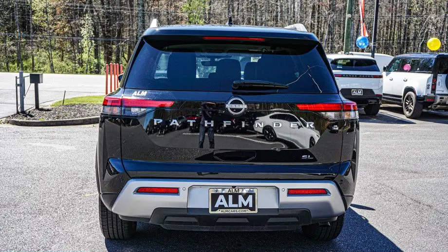 2025 Nissan Pathfinder SL