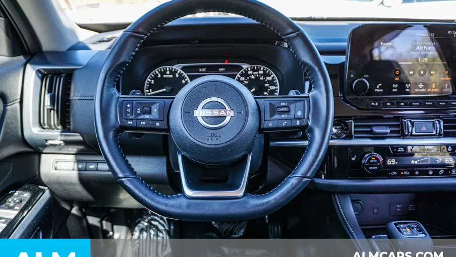2025 Nissan Pathfinder SL