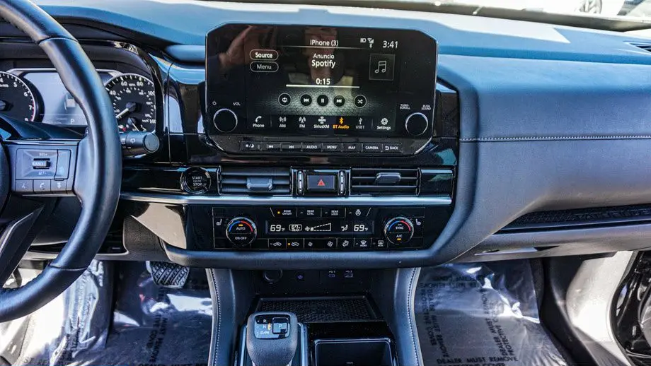 2025 Nissan Pathfinder SL