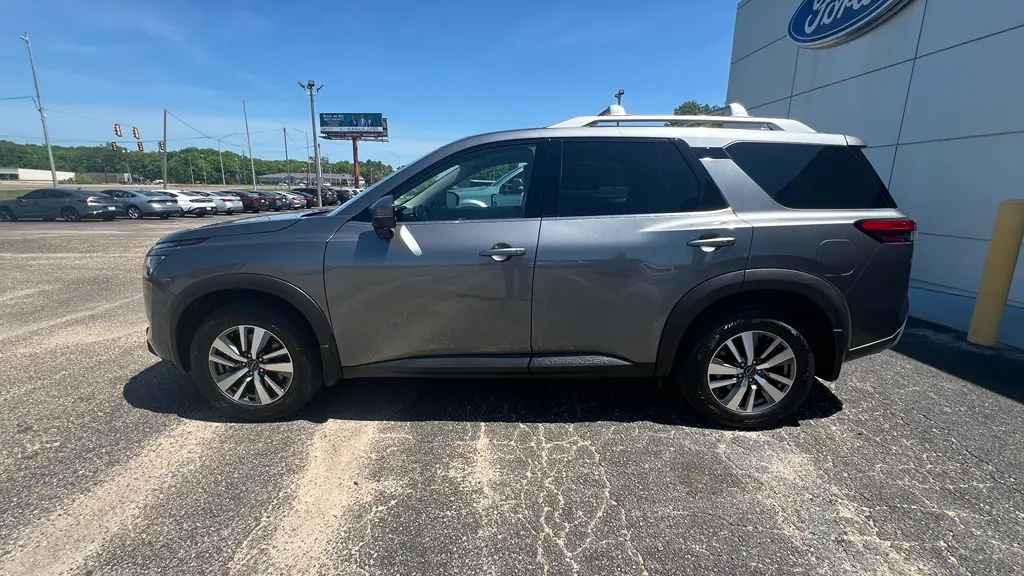 2025 Nissan Pathfinder SL