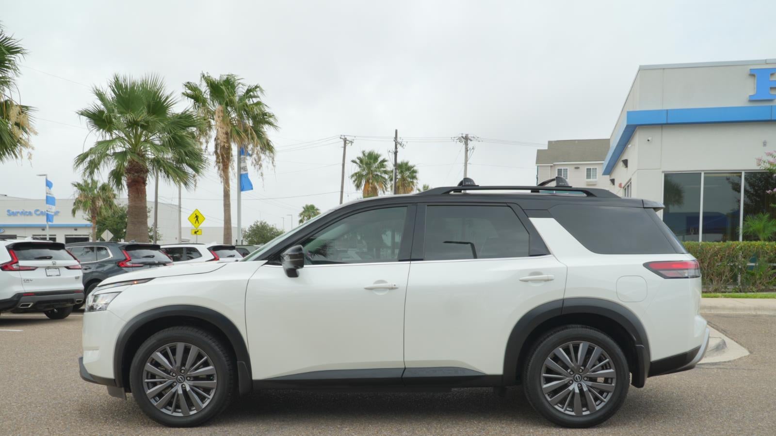 2023 Nissan Pathfinder SL