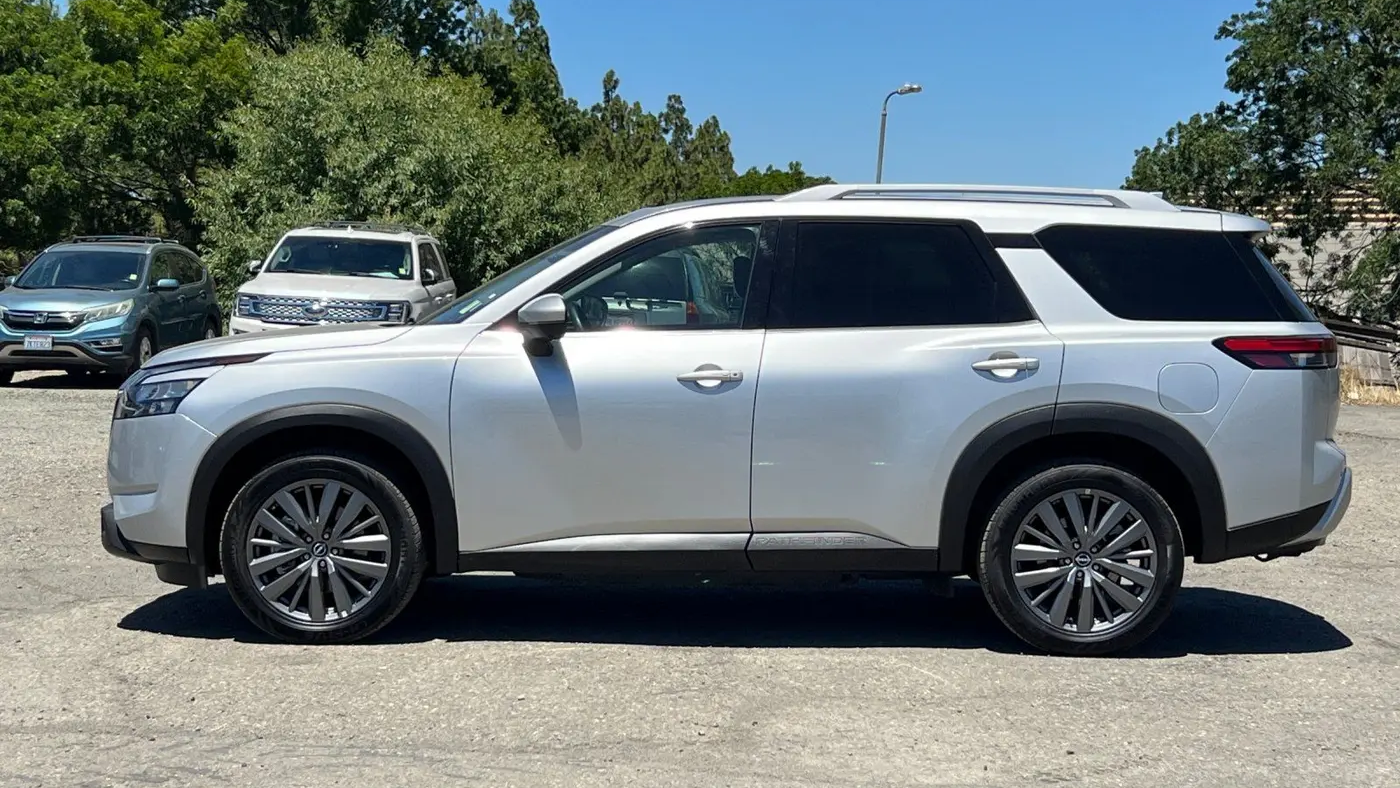 2025 Nissan Pathfinder SL
