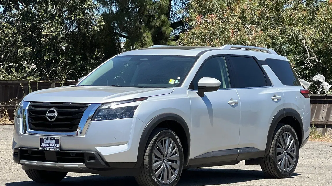 2025 Nissan Pathfinder SL