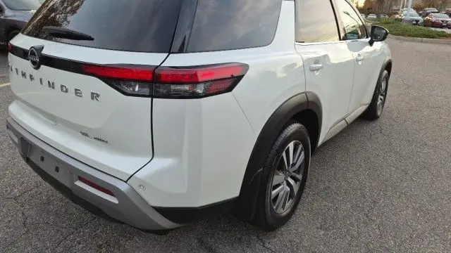 2022 Nissan Pathfinder SL