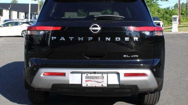 2022 Nissan Pathfinder SL
