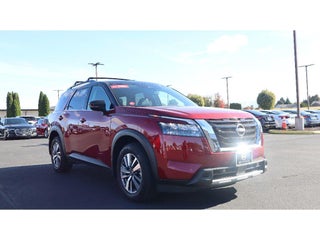 2025 Nissan Pathfinder with Scarlet Ember Tintcoat/Super Black Exterior