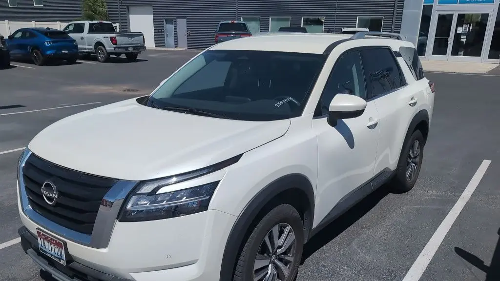 2022 Nissan Pathfinder SL