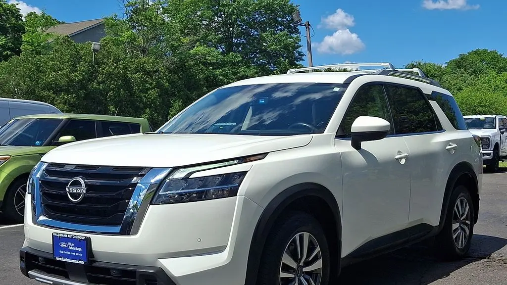 2023 Nissan Pathfinder SL