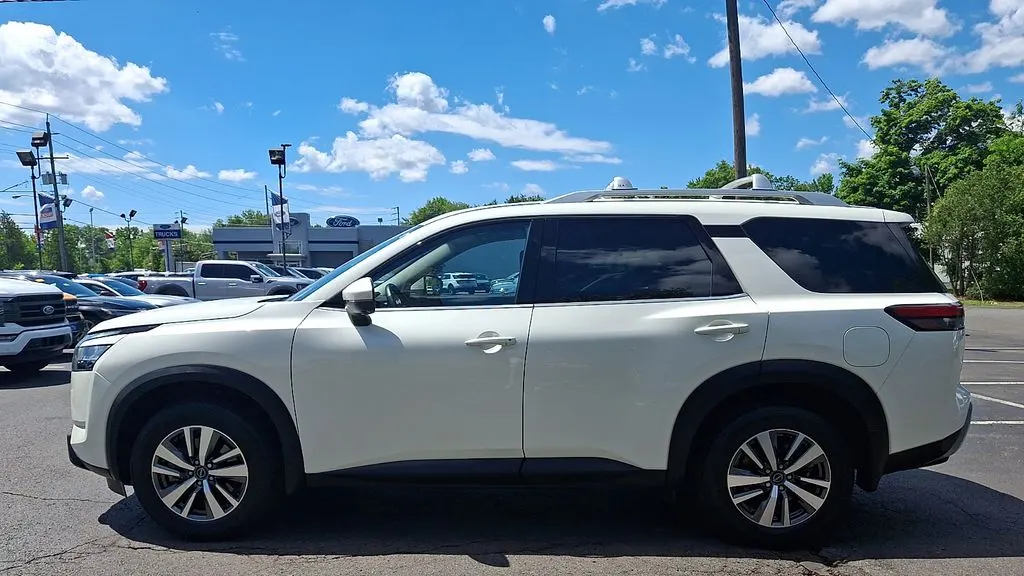 2023 Nissan Pathfinder SL