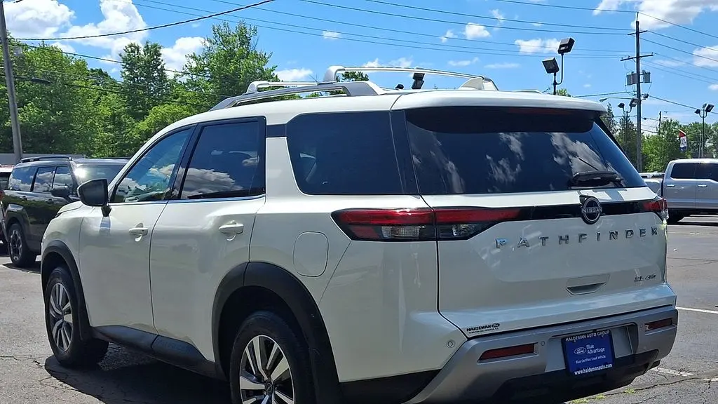 2023 Nissan Pathfinder SL
