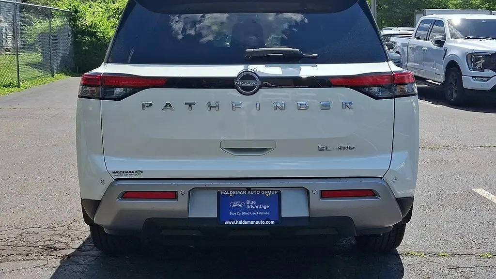 2023 Nissan Pathfinder SL