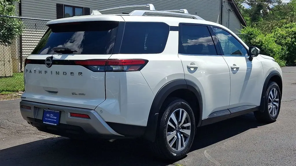 2023 Nissan Pathfinder SL