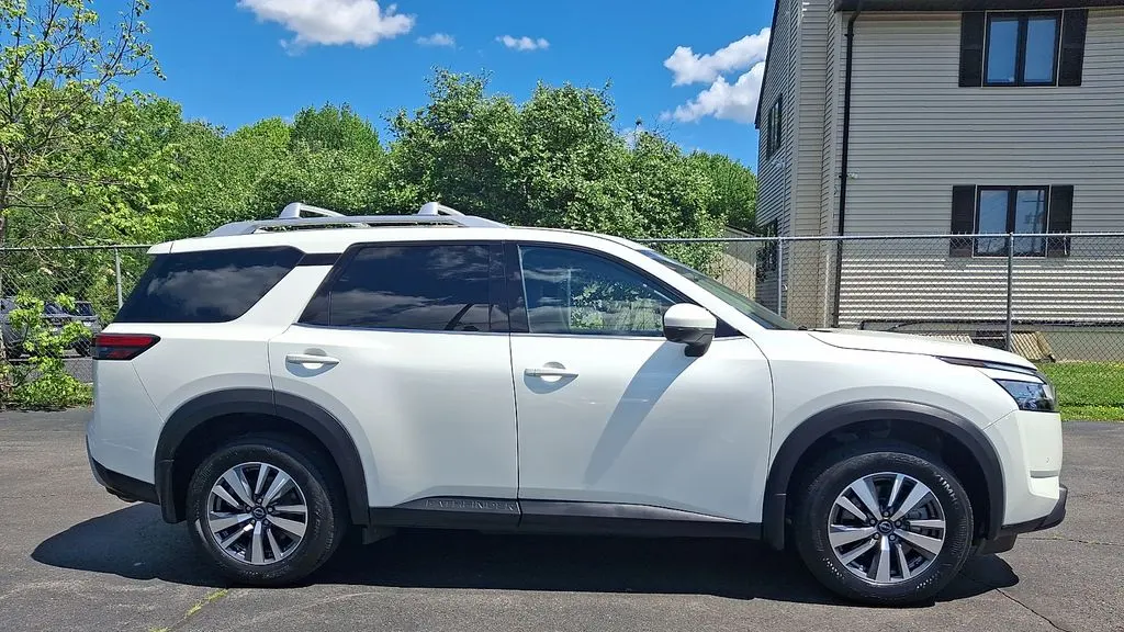 2023 Nissan Pathfinder SL
