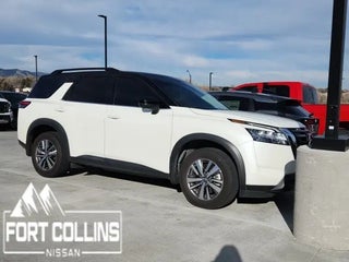 2024 Nissan Pathfinder with Pearl White Tricoat/Super Black Exterior