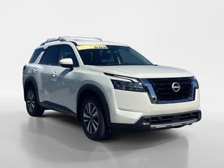 2024 Nissan Pathfinder with Pearl White Tricoat Exterior