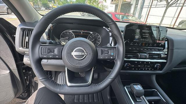 2025 Nissan Pathfinder SL