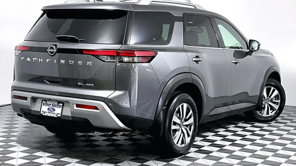 2022 Nissan Pathfinder SL
