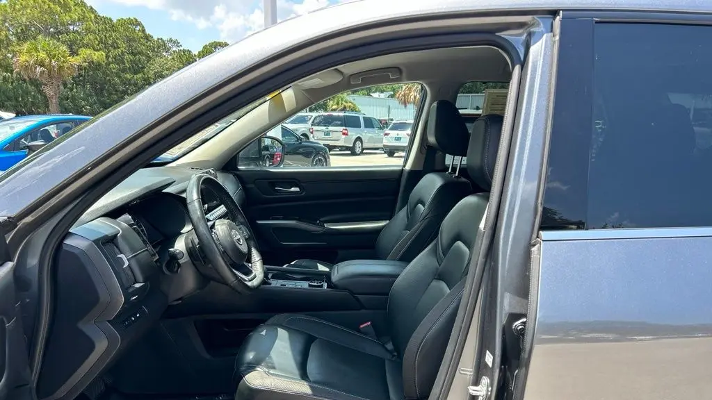 2024 Nissan Pathfinder SL