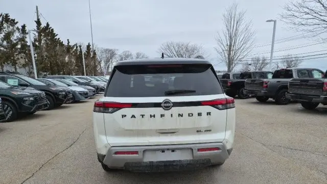 2024 Nissan Pathfinder SL