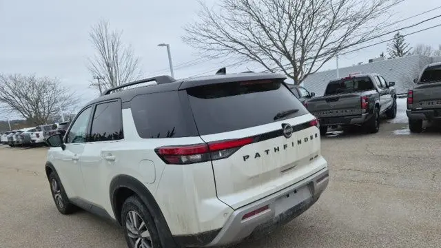2024 Nissan Pathfinder SL