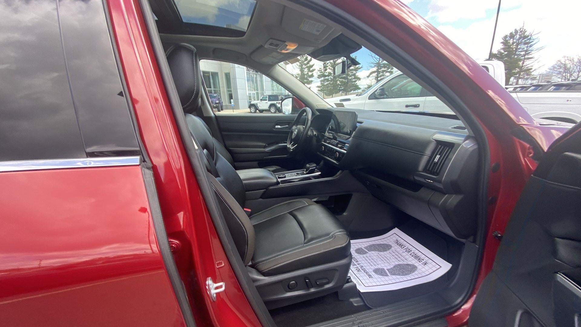 2024 Nissan Pathfinder SL