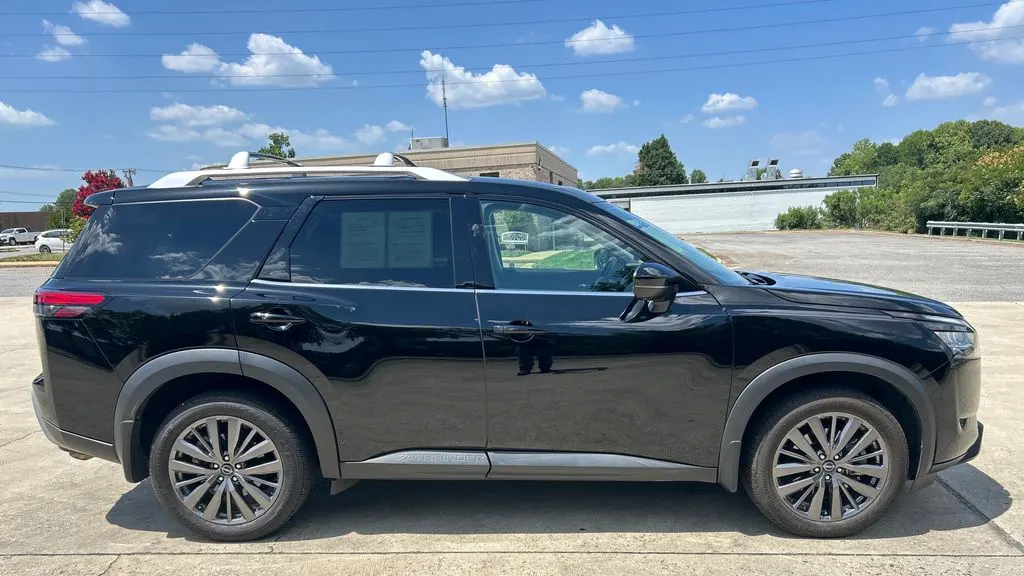 2024 Nissan Pathfinder SL