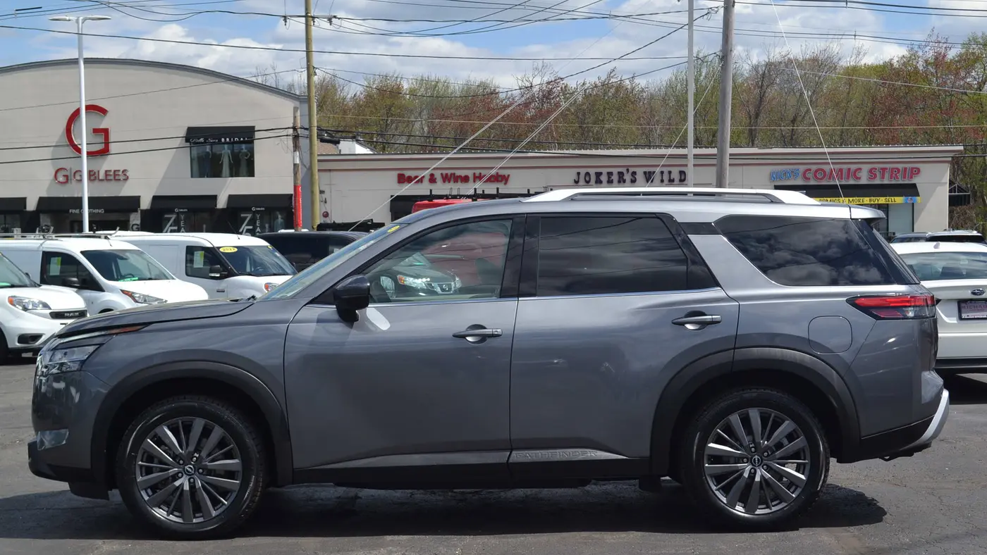 2022 Nissan Pathfinder SL